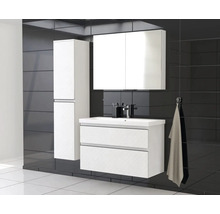 Badkamer met wastafelonderkast, wastafel, spiegelkast en hoge kast