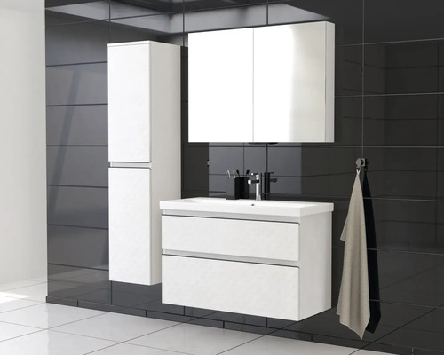 Badkamer met wastafelonderkast, wastafel, spiegelkast en hoge kast