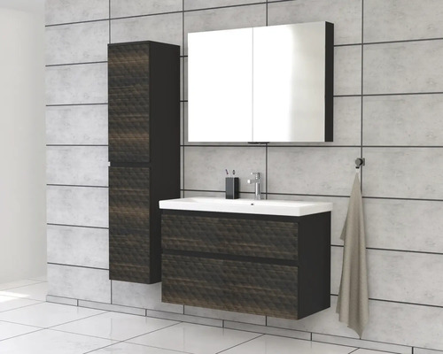 Badkamer met wastafel, spiegelkast en hoge kast