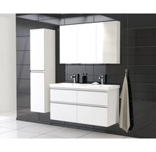 Badkamer met wastafelmeubel, spiegelkast en hoge kast voor badkameraccessoires