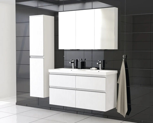 Badkamer met wastafelmeubel, spiegelkast en hoge kast voor badkameraccessoires