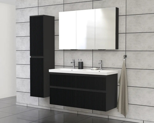 Moderne badkamer met wastafelonderkast, spiegelkast en hoge kast