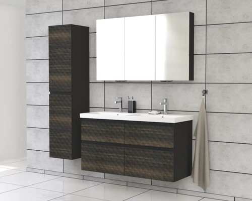 Badkamer met wastafelonderkast, spiegelkast en hoge kast