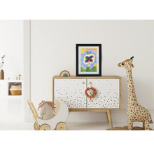 Kinderkamerscène met commode, kinderportret in lijst, speelgoedgiraffe en poppenwagen