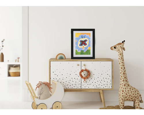 Kinderkamerscène met commode, kinderportret in lijst, speelgoedgiraffe en poppenwagen
