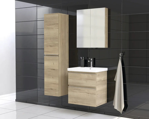 Badkamer met wastafel, spiegelkast en hoge kast