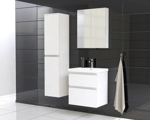 Moderne badkamerset met wastafelonderkast, hangkast en spiegelkast tegen een donkere tegelachtergrond