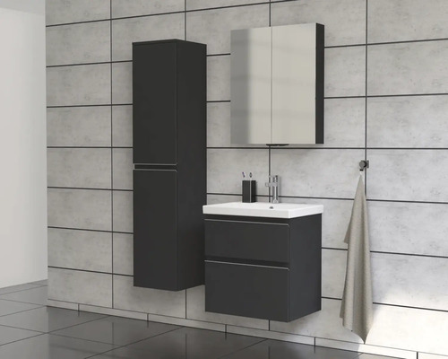 Badkamer met wastafelonderkast, spiegelkast en hoge kast