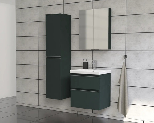 Badkamer met wastafelonderkast, spiegelkast en hoge kast