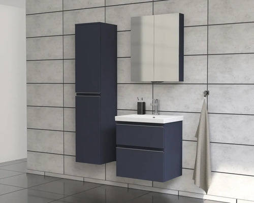 Badkamer met wastafel, spiegelkast en hoge kast