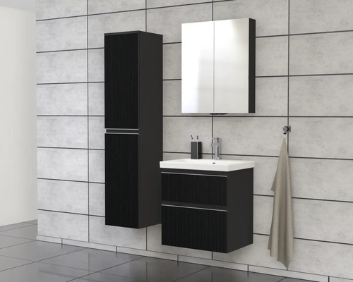 Badkamer met wastafel, spiegelkast en hoge kast