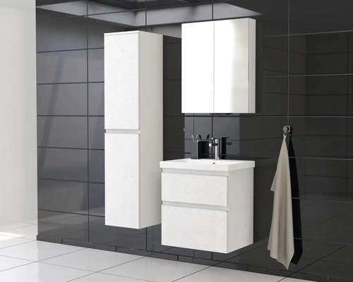 Badkamer met wastafelonderkast, spiegelkast en hoge kast voor badkameraccessoires