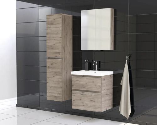 Badkamer met wastafel, spiegelkast en hoge kast in houtlook