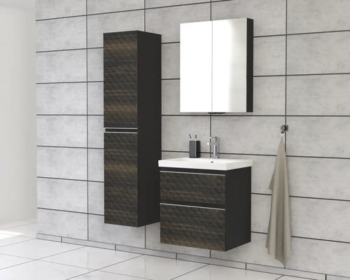 Badkamer met wastafelonderkast, spiegelkast en hoge kast