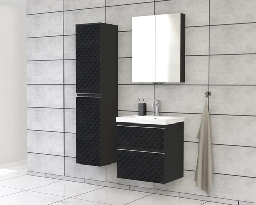 Badkamer met wastafel, spiegelkast en hoge kast