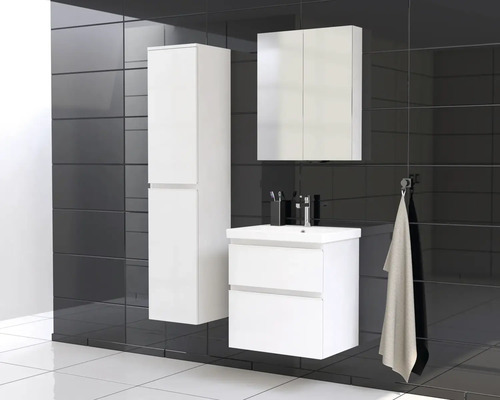 Badkamer met wastafelonderkast, spiegelkast en hoge kast