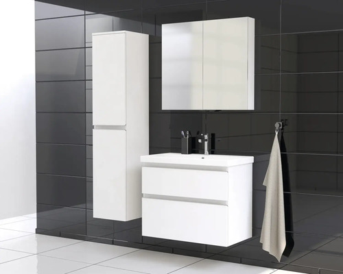 Badkamer met wastafelonderkast, spiegelkast en hoge kast