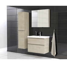 Badkamer met wastafel, spiegelkast en hoge kast