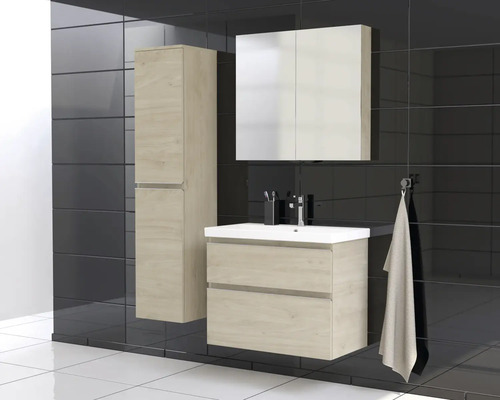 Badkamer met wastafel, spiegelkast en hoge kast