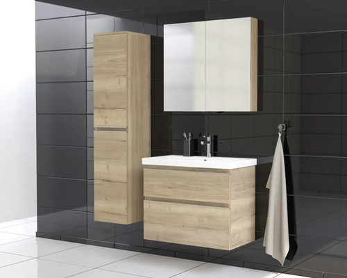 Badkamer met wastafelonderkast, spiegelkast en hoge kast