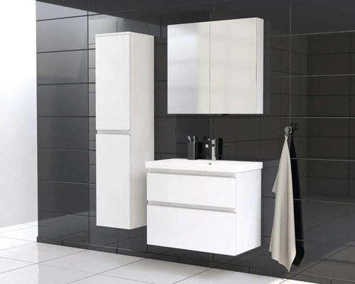 Badkamer met wastafel, spiegelkast en hoge kast in een strak design