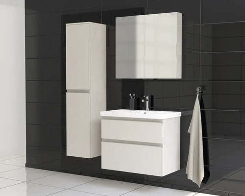 Badkamer met wastafelonderkast, spiegelkast en hoge kast