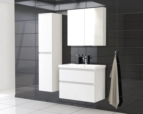 Moderne badkamer met wastafelonderkast, spiegelkast en hoge kast