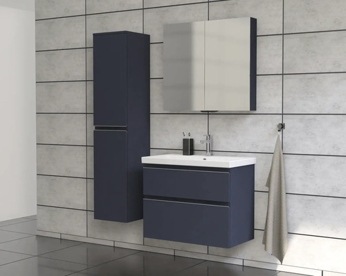 Badkamer met wastafelonderkast, spiegelkast en hoge kast