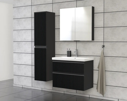 Badkamer met wastafelmeubel, spiegelkast en hoge kast