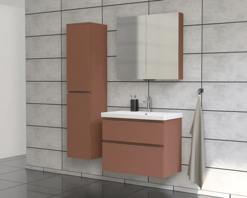 Badkamer met wastafel, spiegelkast en hoge kast