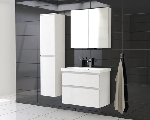 Badkamer met wastafelonderkast, spiegelkast en hoge kast