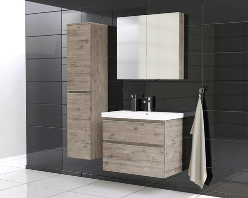 Badkamer met wastafel, spiegelkast en hoge kast in houtdesign