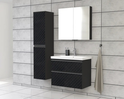 Badkamer met wastafelmeubel, spiegelkast en hoge kast met ribbelpatroon