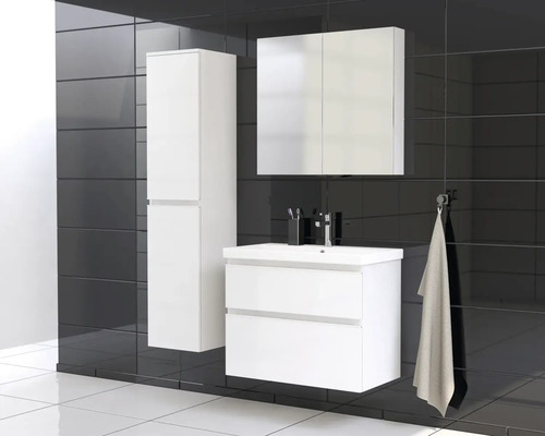 Badkamer met wastafelonderkast, spiegelkast en hoge kast tegen een achtergrond van zwarte tegels