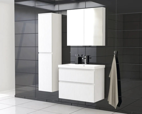 Badkameroverzicht met wastafelonderkast, spiegelkast en hoge kast tegen een donkere tegelachtergrond.