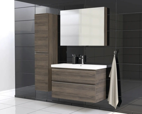 Badkamer met wastafelonderkast, spiegelkast en hoge kast in houtlook