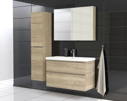 Badkamer met wastafelonderkast, spiegelkast en hoge kast