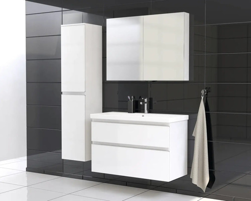 Badkamer met wastafelonderkast, spiegelkast en hoge kast