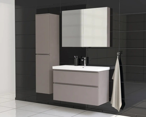 Badkamerset met wastafelonderkast, spiegelkast en hoge kast voor betegelde wand