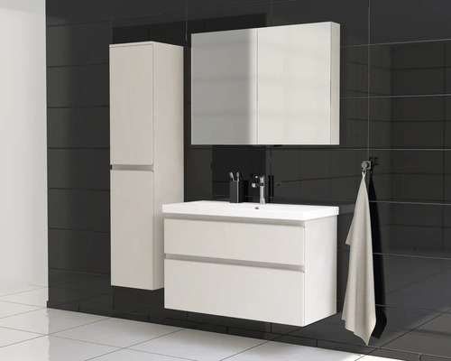 Badkamer met wastafelonderkast, spiegelkast en hoge kast