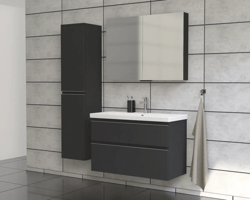 Moderne badkamer met wastafel, spiegelkast en hoge kast