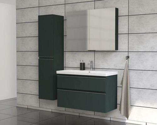 Badkamer met wastafel, spiegelkast en hoge kast