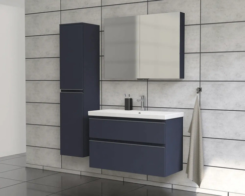 Badkamer met wastafelonderkast, spiegelkast en hoge kast