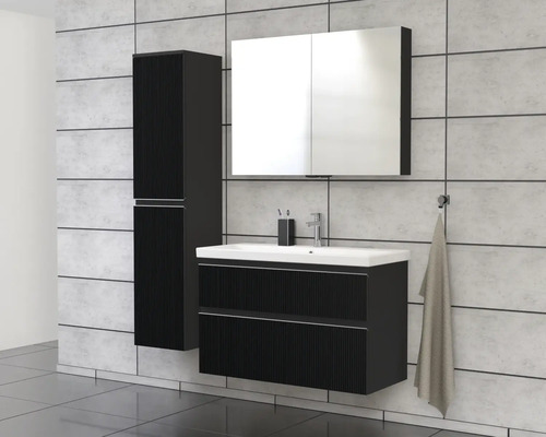 Badkamer met wastafelonderkast, spiegelkast en hoge kast