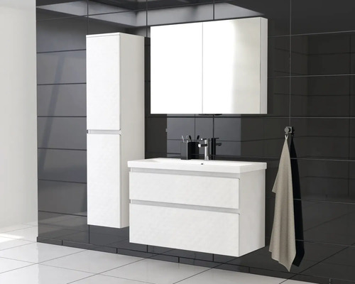 Moderne badkamer met witte wastafelonderkast, spiegelkast en hoge kast tegen een zwarte tegelachtergrond.