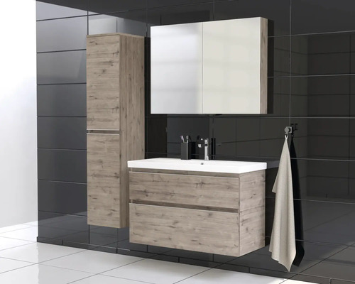 Badkamer met wastafelonderkast, spiegelkast en hoge kast in houtlook