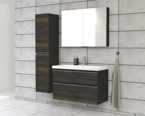 Badkamer met wastafel, spiegelkast en hoge kast