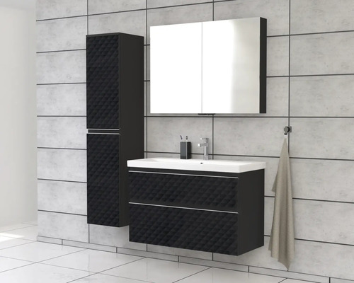 Badkamer met wastafelonderkast, spiegelkast en hoge kast