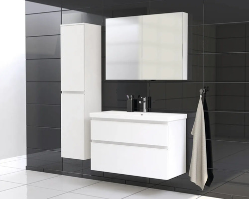 Moderne badkamer met wastafelonderkast, spiegelkast en hoge kast tegen een donkere tegelachtergrond