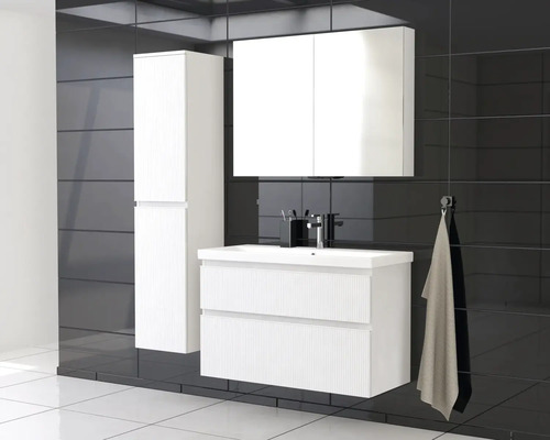 Badkamer met wastafelonderkast, spiegelkast en hoge kast